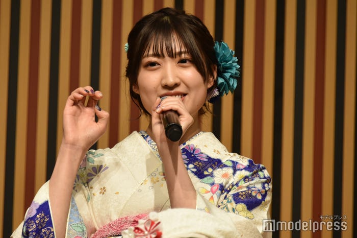ネイルを見せる蔵本美結 (C)モデルプレス