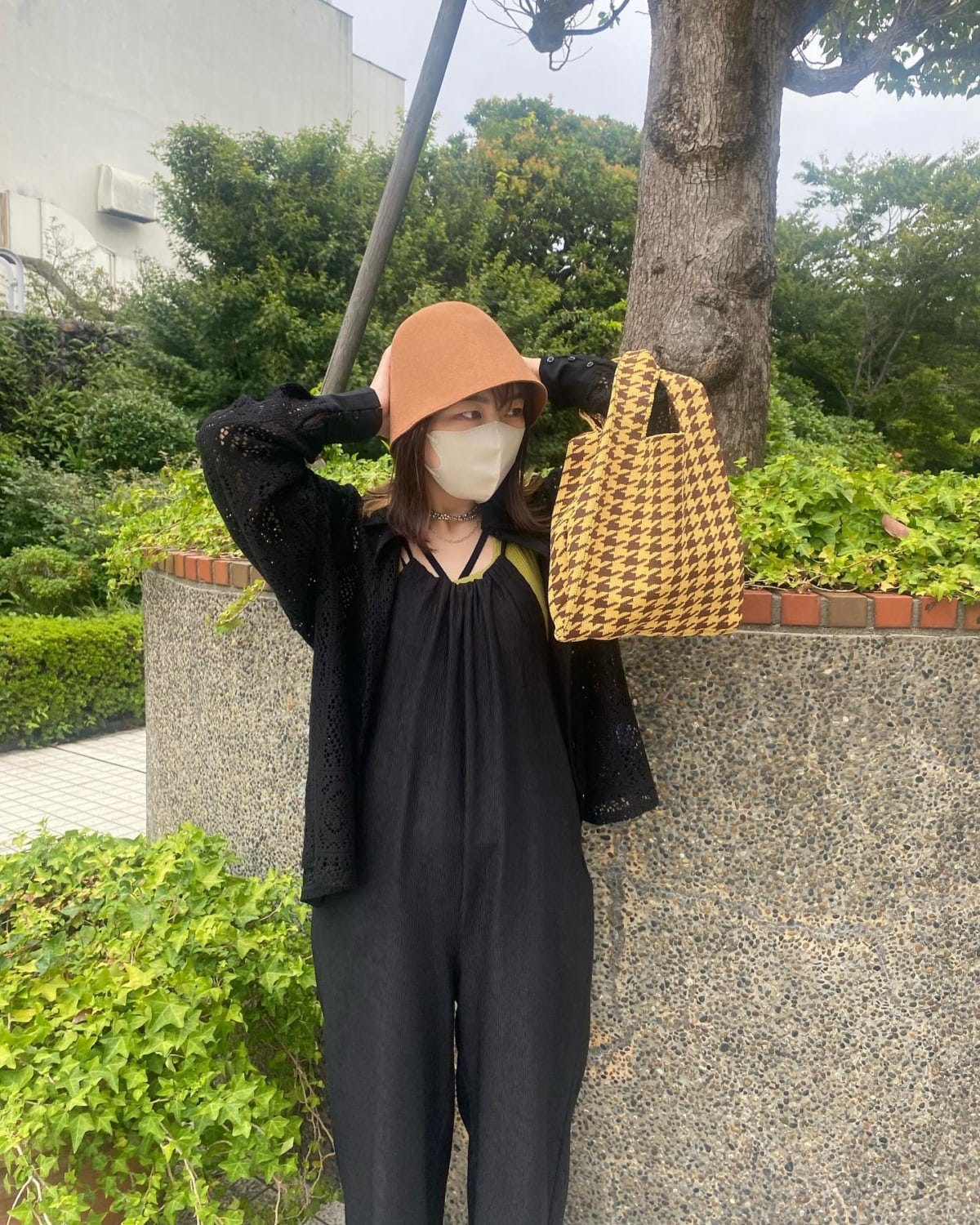 ラティスの柄バッグを持っている女性