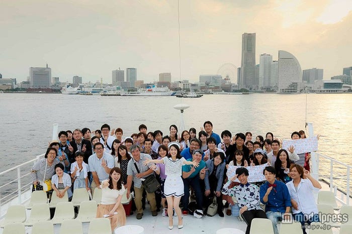 ファンと船上で記念写真/渡辺麻友