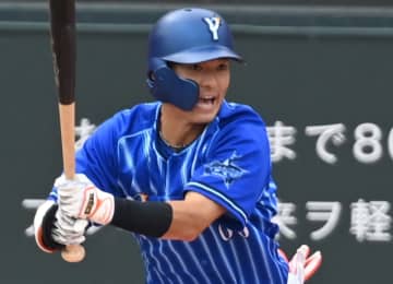 DeNA・林 アクシデントで途中交代 スクイズ試みるも左手を直撃 カウント1ストライクから試合続行