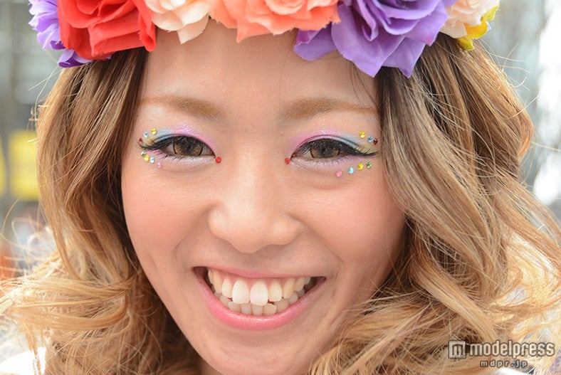 キュートなカラフルグラデーションメイクが印象的だったまゆまゆさん