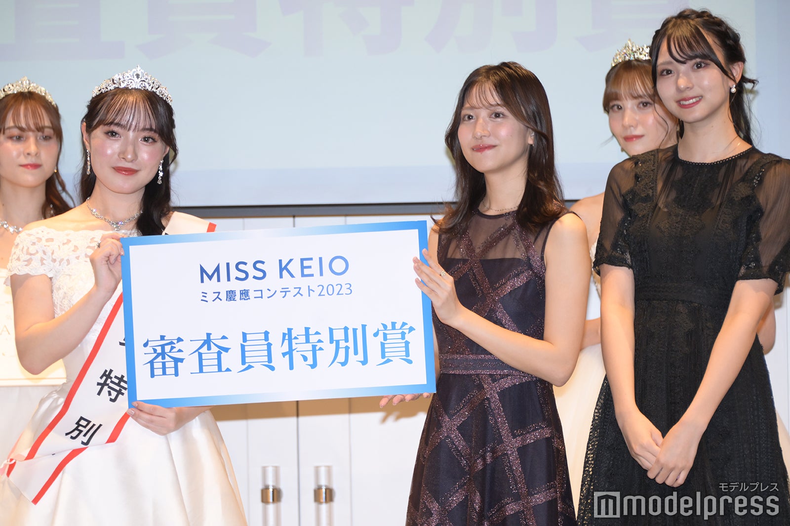 （左）野村実央さん（C）モデルプレス