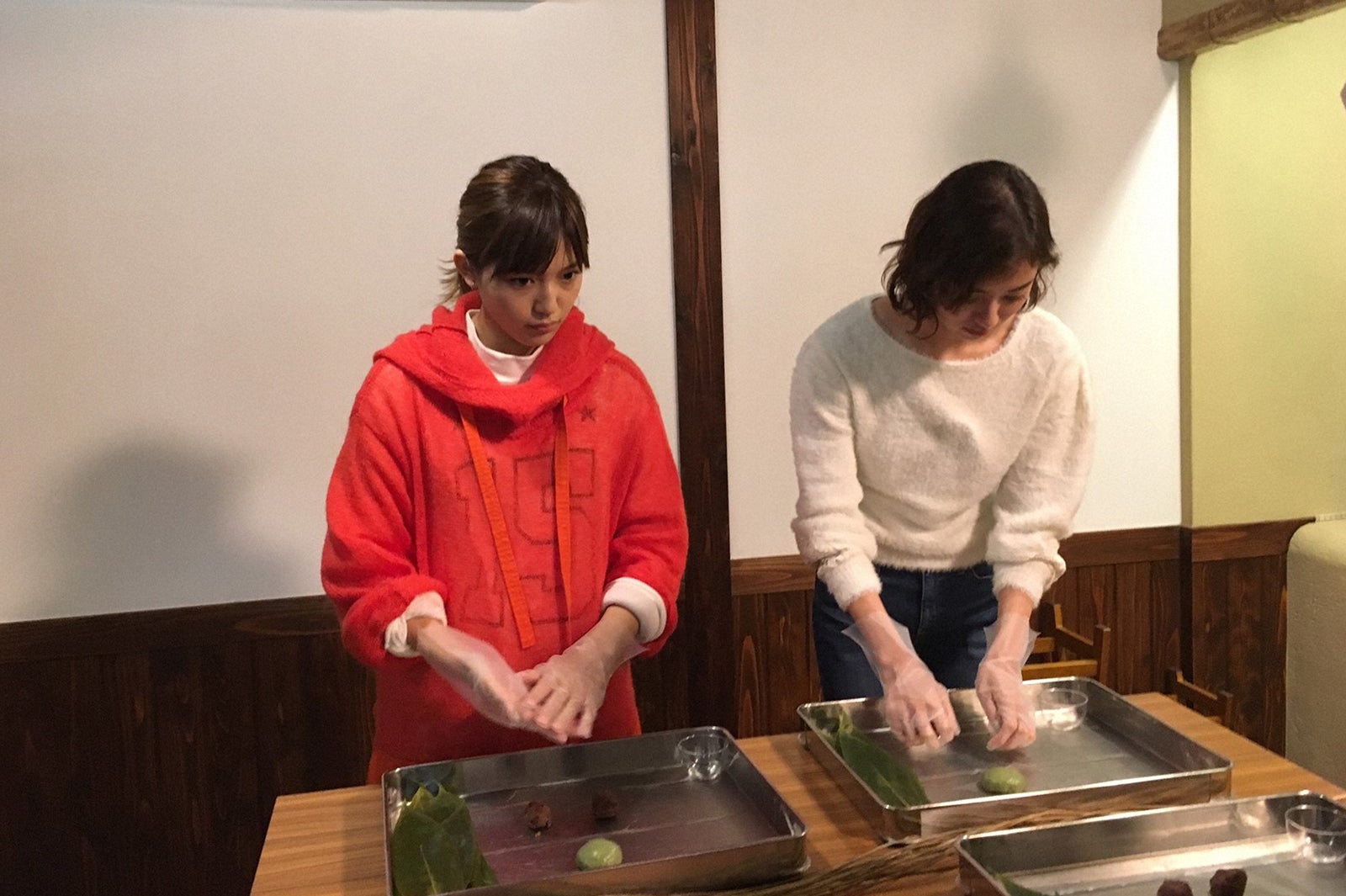 （左から）川口春奈、岡本あずさ／画像提供：TBS