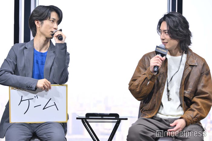 2人の世界に入る田中樹、間宮祥太朗(C)モデルプレス