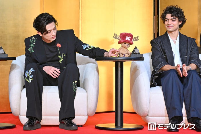 チョッパーが気になる新田真剣佑、イニャキ・ゴドイ(C)モデルプレス