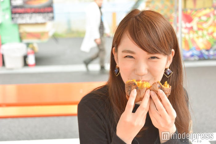ほっくり焼き芋に思わず笑顔/妹田佳奈子(C)モデルプレス