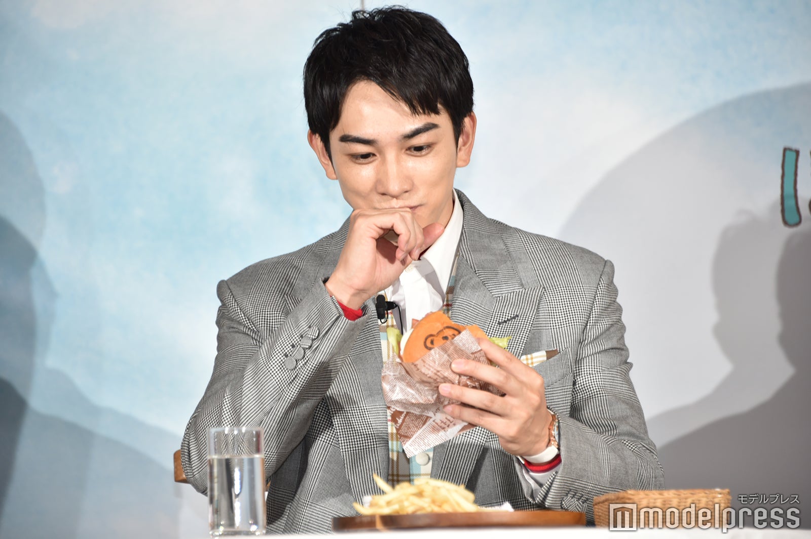 BLTサンドの美味しさに感動する町田啓太（C）モデルプレス