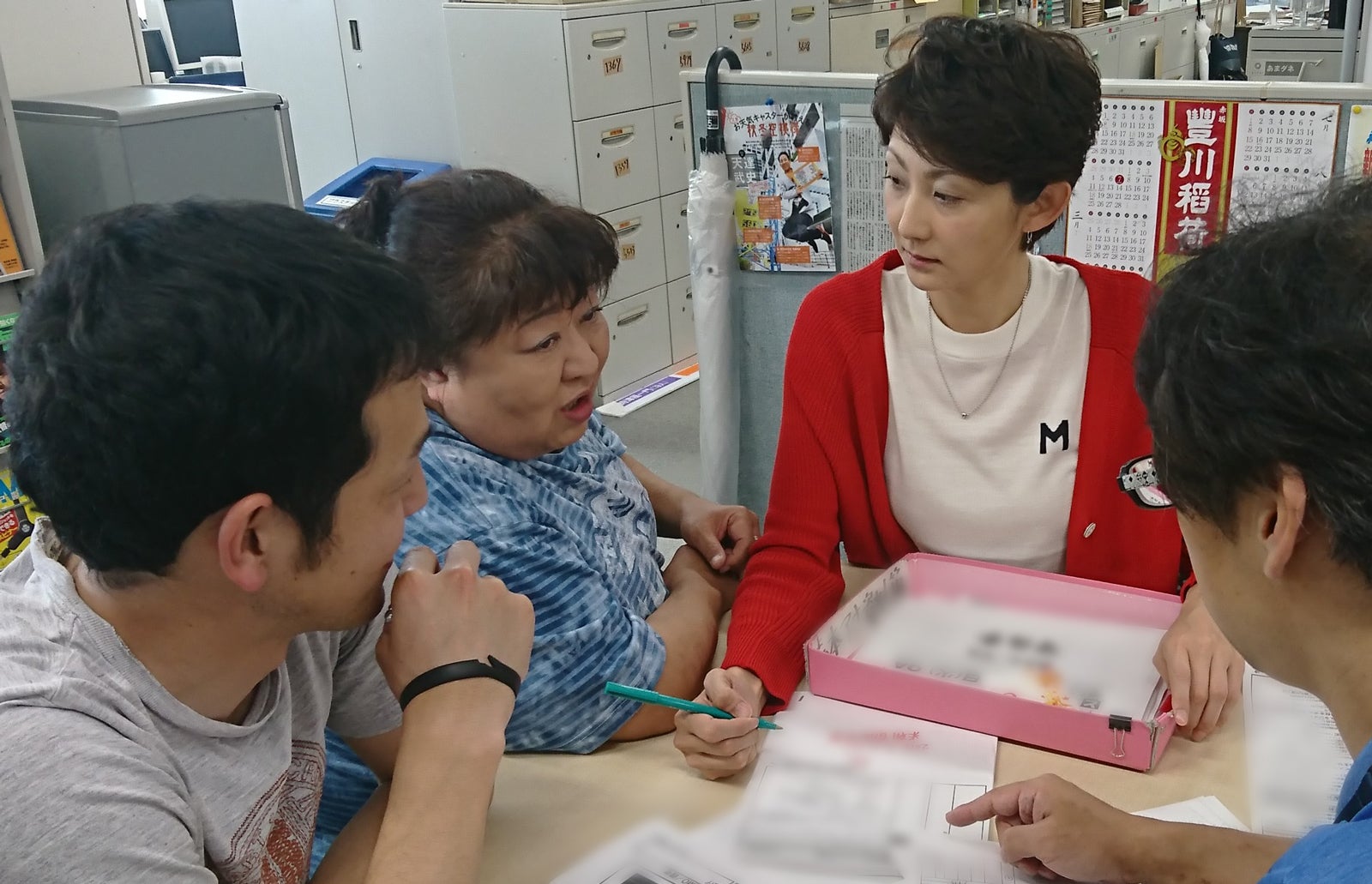 プレゼン内容をスタッフと打合せ。大きく中身を変更し、フリップやマルチを自分で書くことも（提供写真）