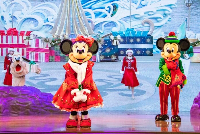 ディズニーの仲間たちが、お気に入りのクリスマスソングを次々に披露します