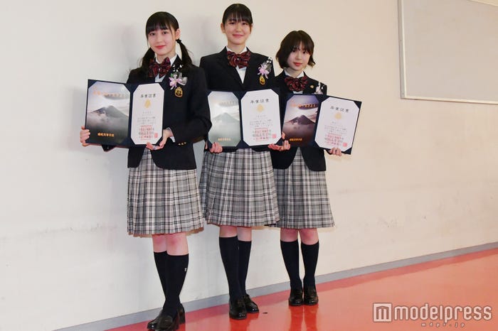 (左から)松田莉奈、小澤奈々花、籠谷さくら (C)モデルプレス