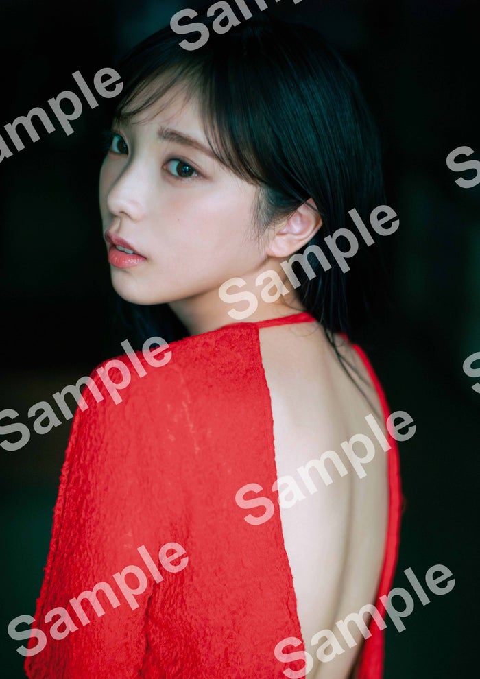乃木坂46与田祐希“背中大胆開き”赤ドレス姿で振り向く「乃木坂配信中」限定ポスター解禁【ヨーダ】