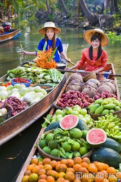小舟に乗ってお買い物／画像提供：タイ国政府観光庁