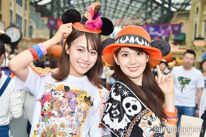 身に付けグッズも可愛い!モデル:(左から)山本沙樹、松田佳奈子(C)モデルプレス(C)Disney
