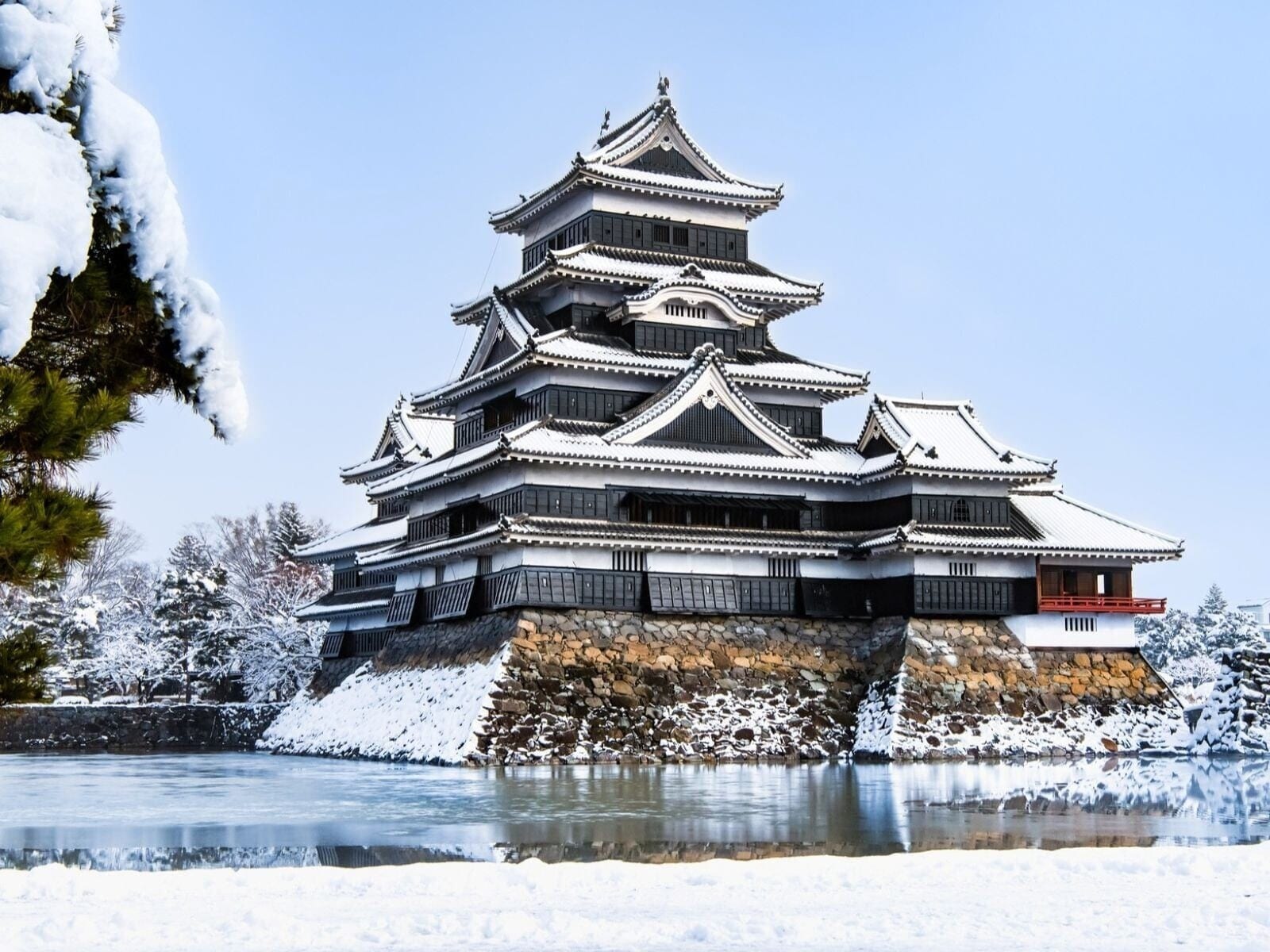 【2026年】冬に行きたい「雪景色が似合う城」ランキング！ 2位は「松本城」、1位は？【専門家の解説も】