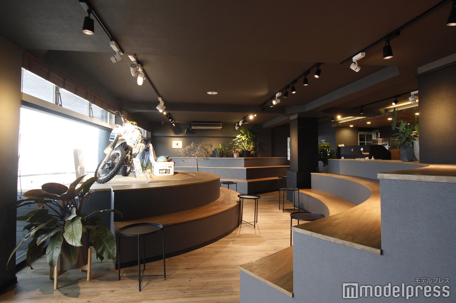 「能登千里浜レストハウスSSTR CAFE」の店内（C）モデルプレス