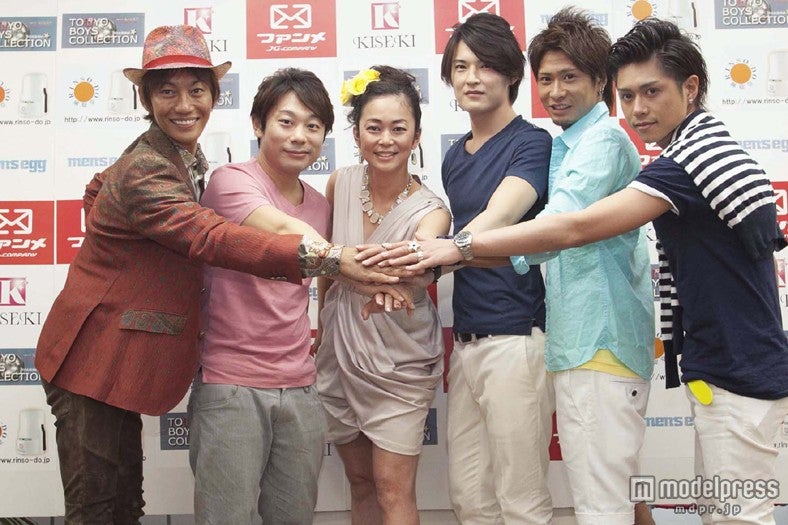 （左から）青山光司、寺西一浩監督、中島知子、大原英嗣社長、田中大地、津久井佑貴