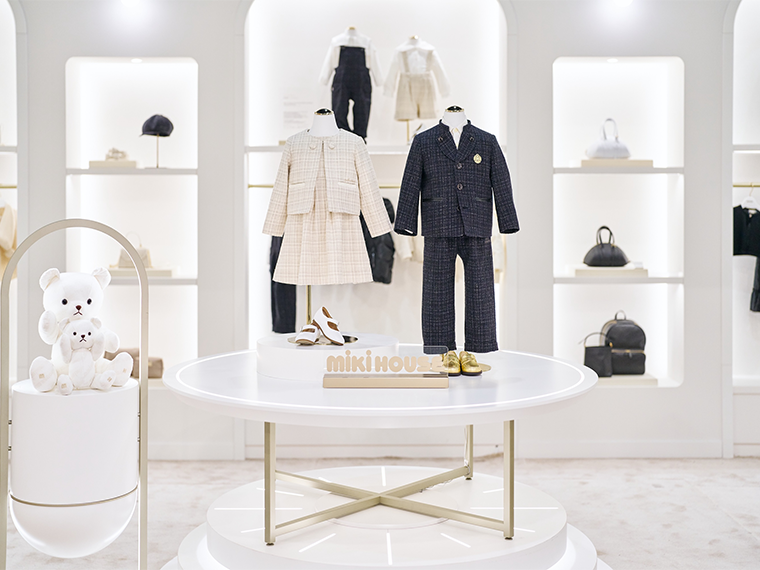 「ミキハウスゴールドレーベル」26年秋冬 フォーマルとルームウェアで着用シーン広げる