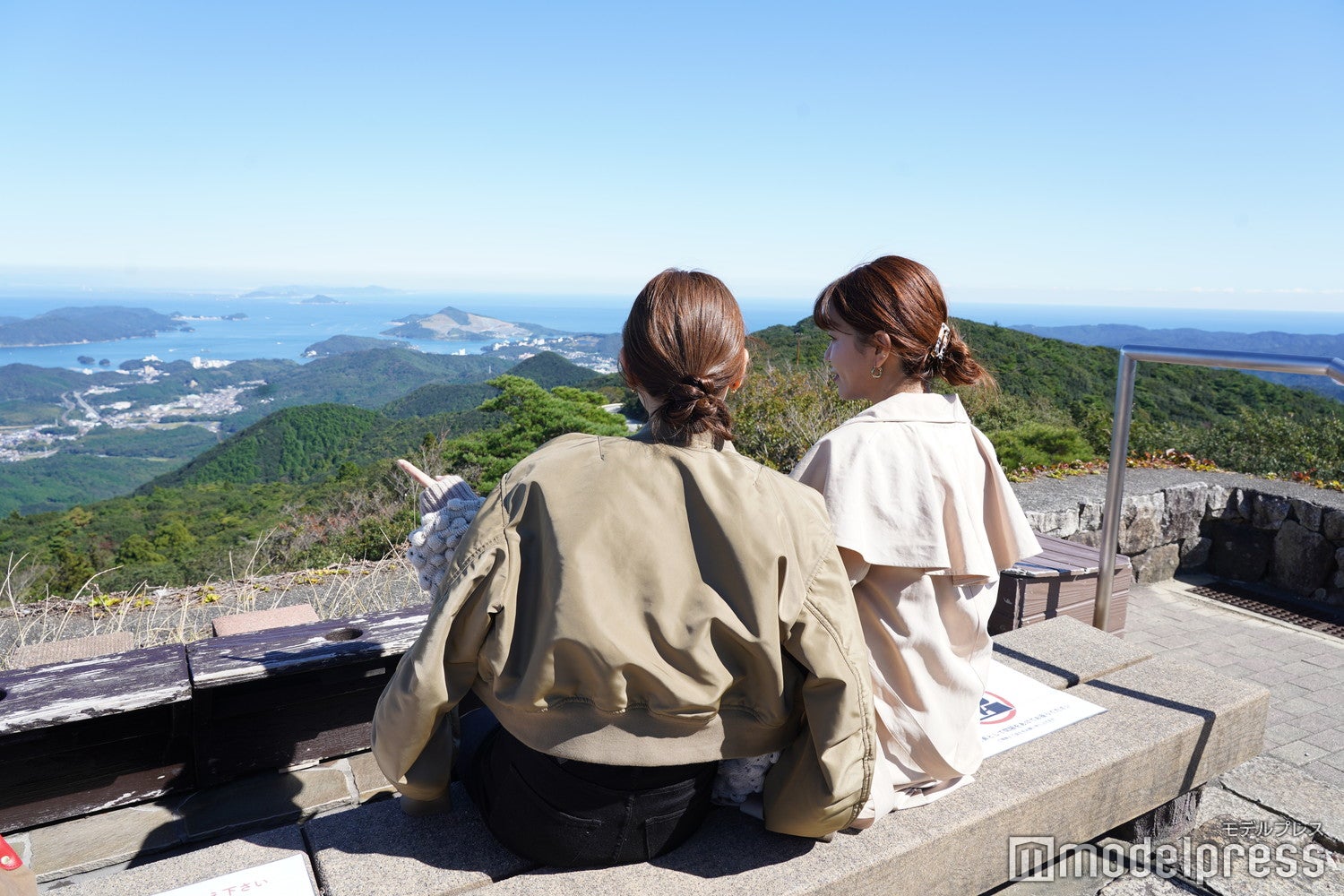 絶景を見ながらの足湯で旅の疲れも一気に吹き飛ぶ（C）モデルプレス