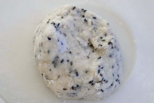 水を加え、ゴムベラでよく混ぜ合わせる。