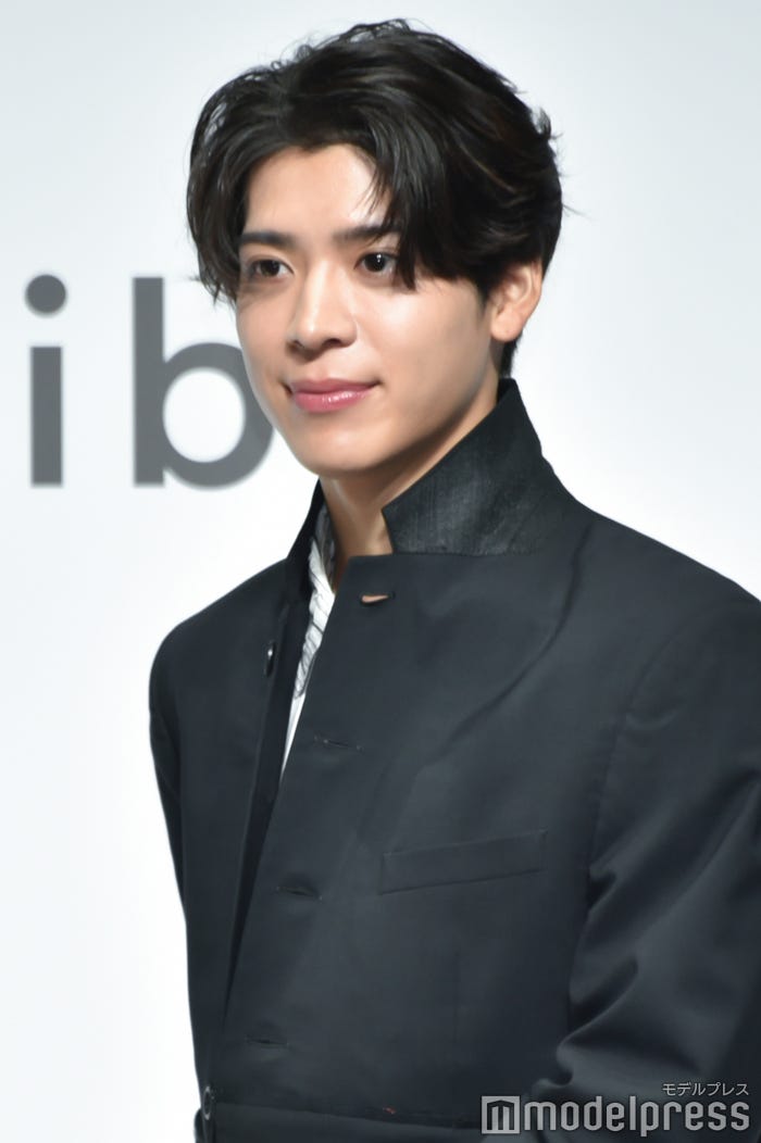 つややかな肌が印象的な松島聡(C)モデルプレス