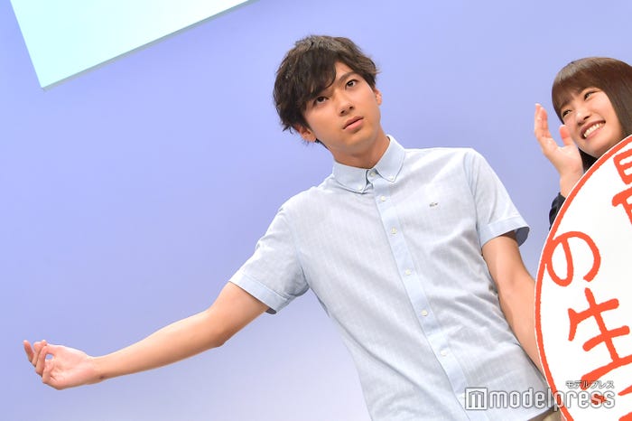 写真撮影では片手バーションも披露 (C)モデルプレス