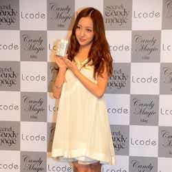 ワンピースで美脚をあらわに会見に登場した板野友美