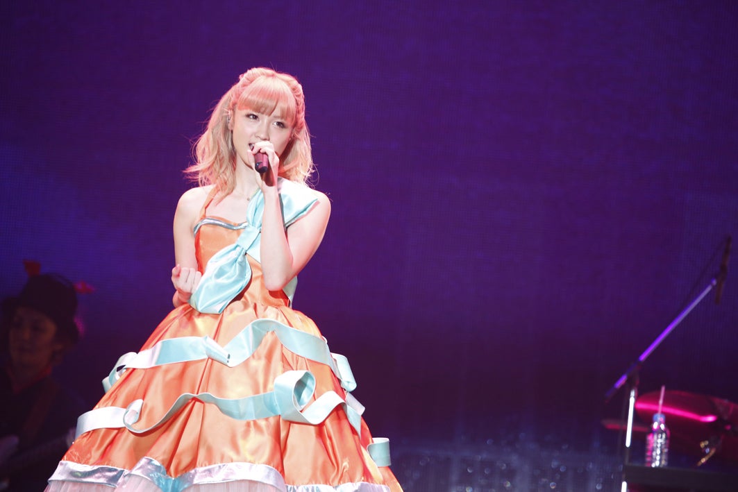 Dream Ami、かぼちゃドレスで熱唱 E-girlsメンバーと「本気の仮装