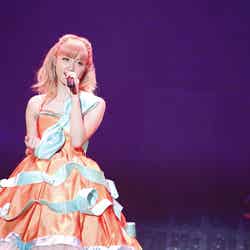 ハロウィンライブで美声を響かせたAmi かぼちゃドレスがキュート！／PHOTO：山内洋枝