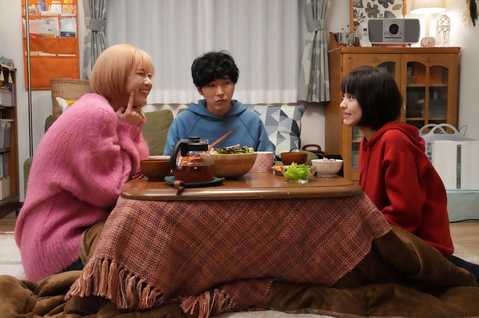 岡崎紗絵、柄本佑、浜辺美波／「ドクターホワイト」第1話より（C）カンテレ