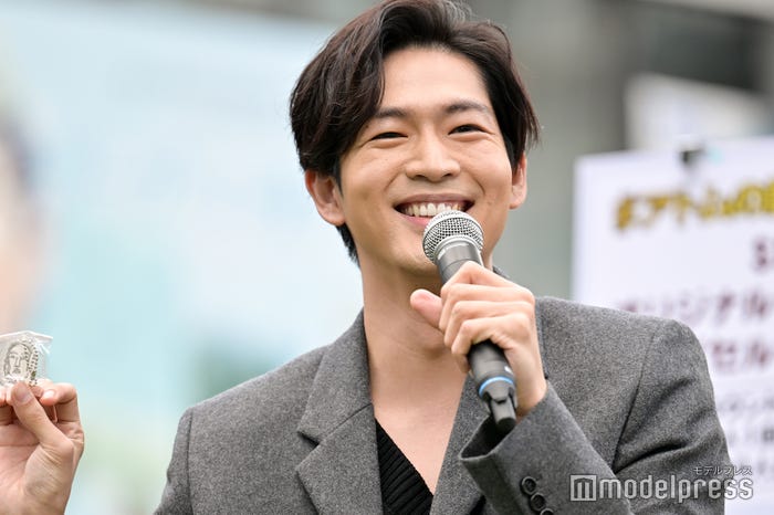 山崎賢人が描かれたキーホルダーをゲットし「やった!山崎賢人!」と喜ぶ松下洸平(C)モデルプレス