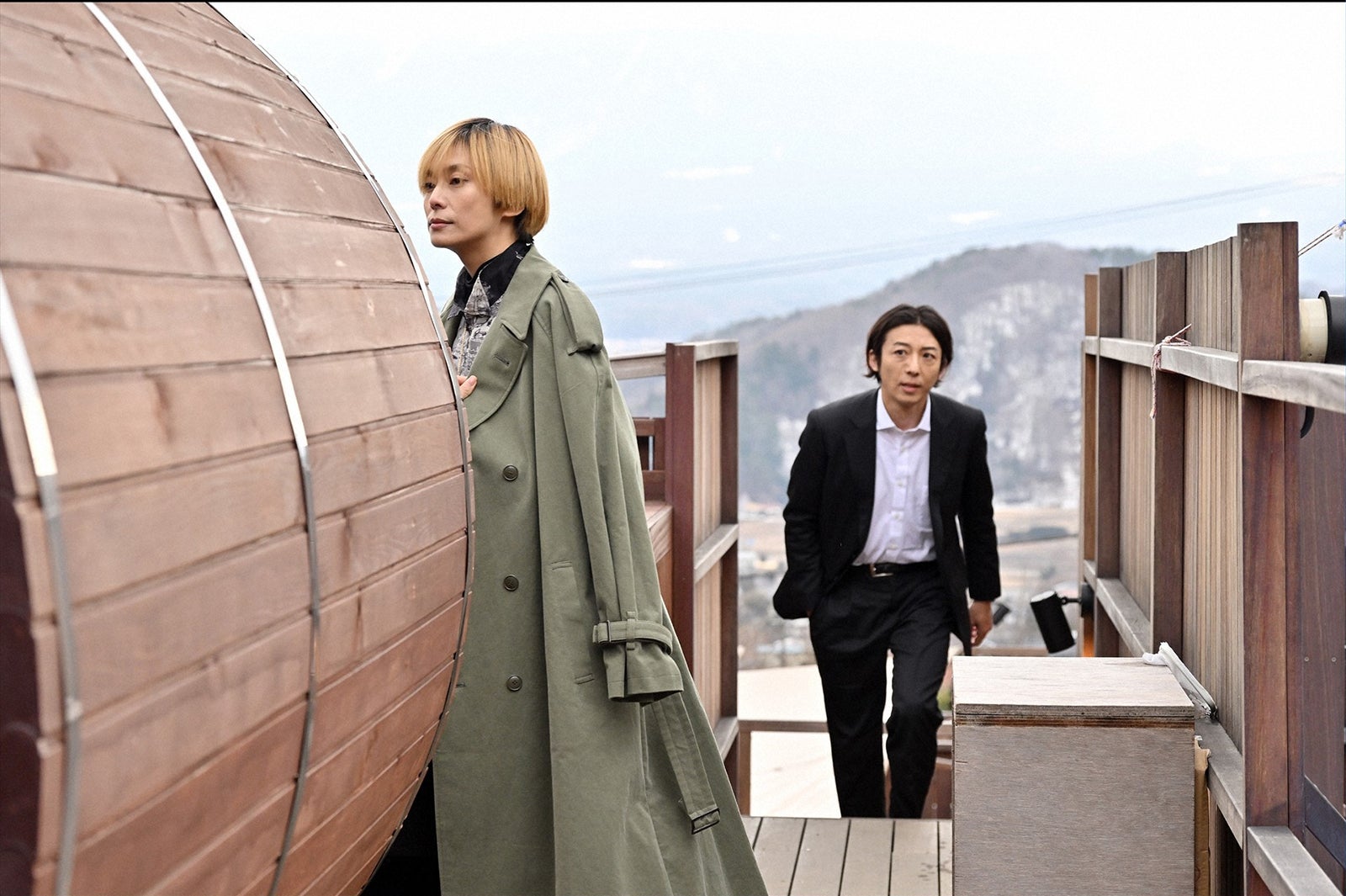 柴咲コウ、高橋一生／「インビジブル」第1話より（C）TBS