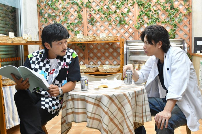 川村陽介、佐藤健/「義母と娘のブルース」第7話より(C)TBS