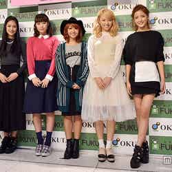E-girls（左から）藤井夏恋、鷲尾伶菜、Aya、Ami、藤井萩花