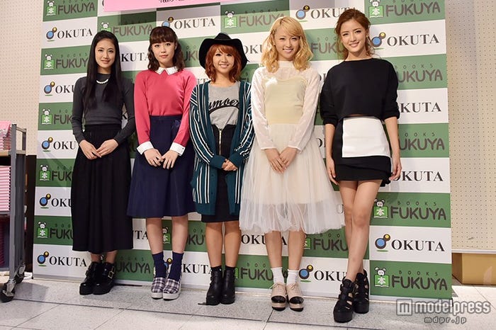 E-girls(左から)藤井夏恋、鷲尾伶菜、Aya、Ami、藤井萩花