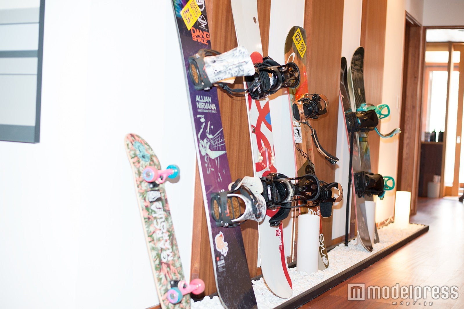 ボードが並ぶ廊下（C）モデルプレス