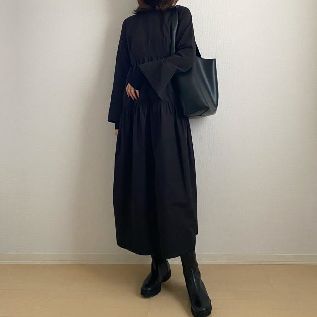 黒　ワンピース　コーデ　通勤