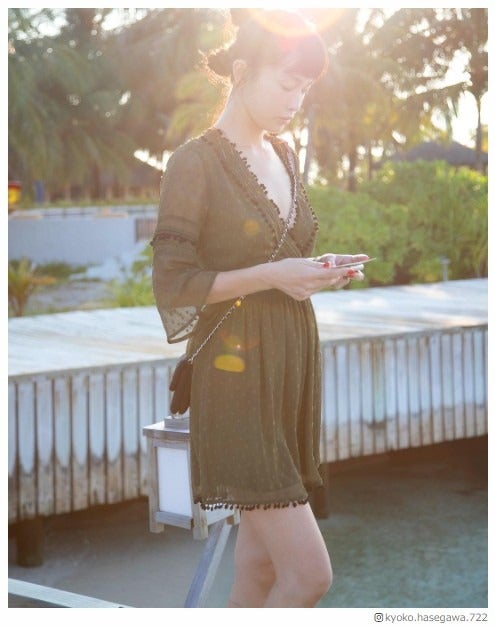 長谷川京子、胸元ざっくり肌見せコーデ披露「日本では恥ずかしくて着れない」