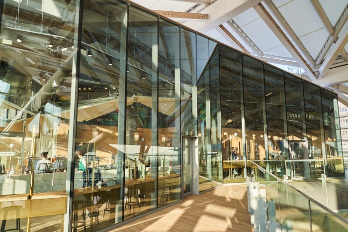 スターバックスコーヒー高輪ゲートウェイ駅店 電源wi Fiに半個室 おひとり 設備が充実 女子旅プレス