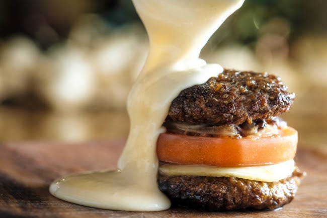 『ラクレットチーズの肉バーガー』Cheese Cheers Cafe／画像提供：Globridge