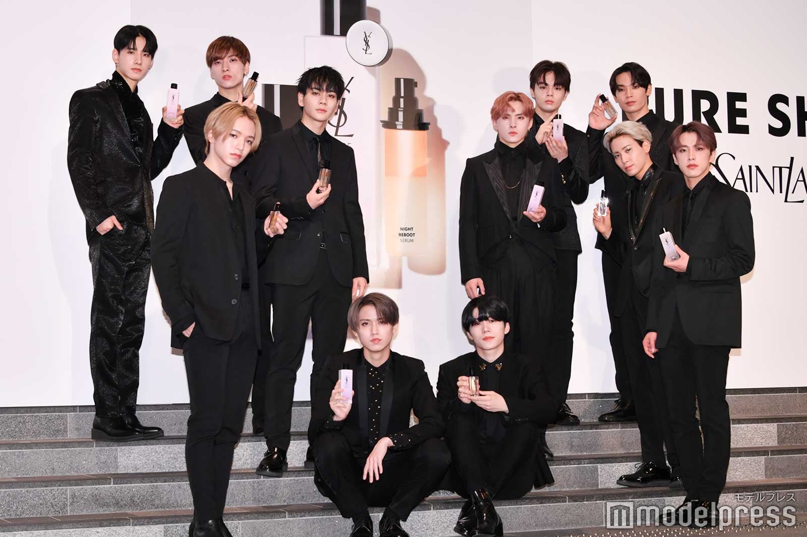 JO1／（後列）佐藤景瑚、金城碧海、鶴房汐恩、與那城奨（中列）豆原一成、川西拓実、川尻蓮（前列）大平祥生、白岩瑠姫、木全翔也、河野純喜（C）モデルプレス