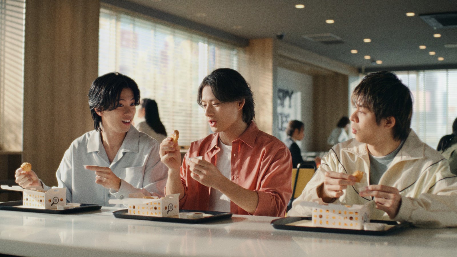 （左から）神宮寺勇太、平野紫耀、岸優太／新TVCM「たっぷりいこうぜ！登場」篇より（提供写真）