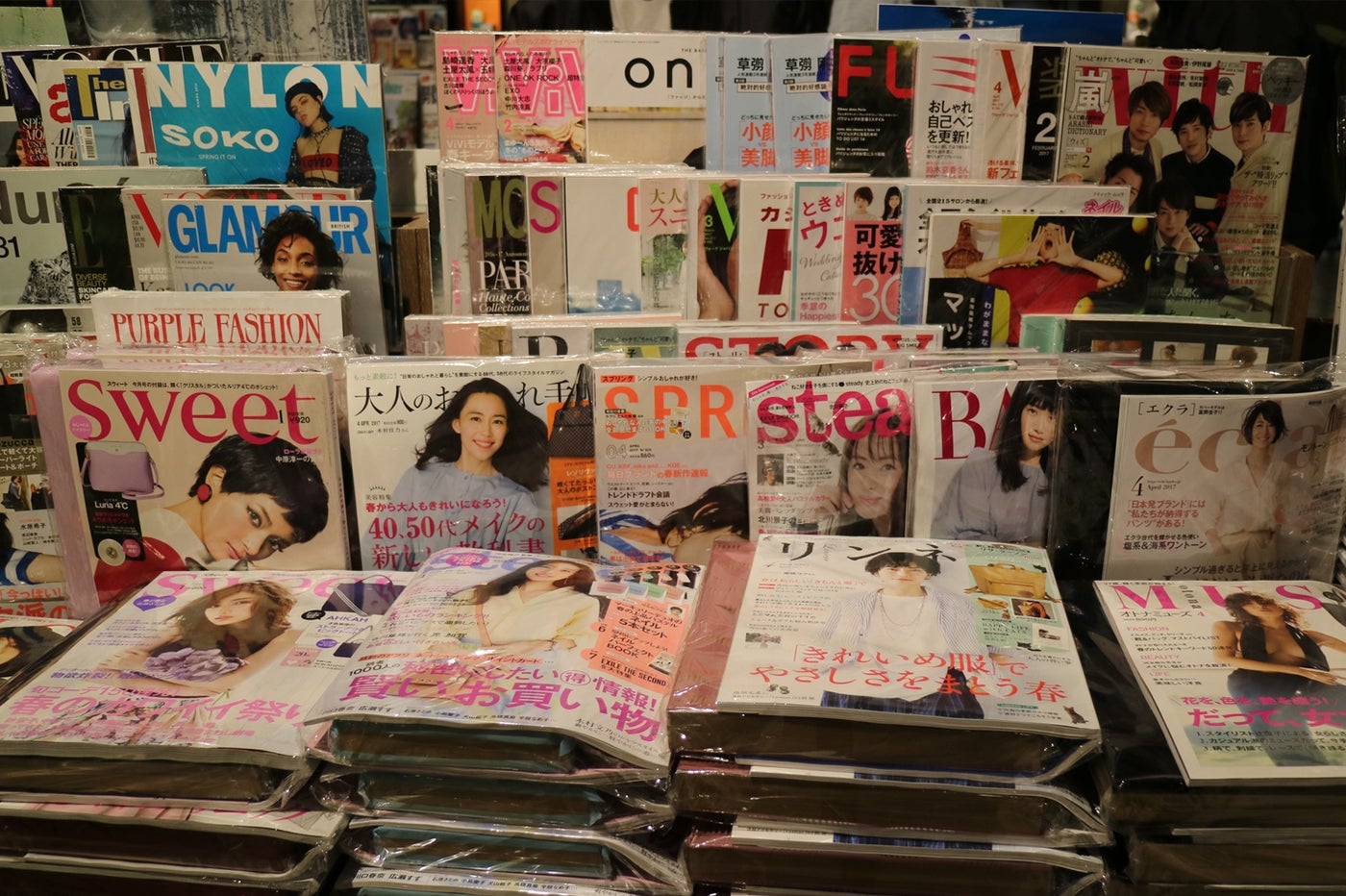 日本でよく見かける有名女性誌がたくさん／画像提供：所属事務所