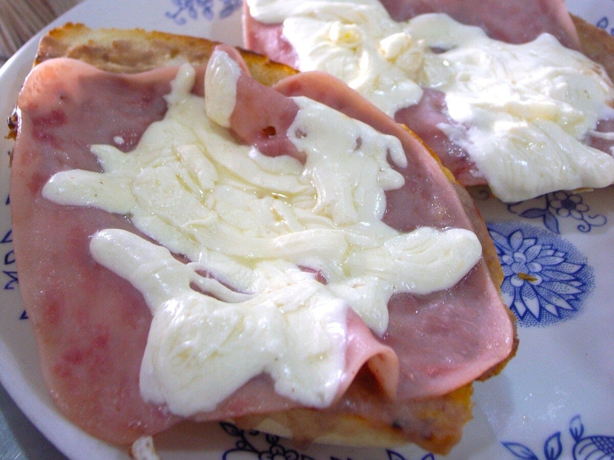 ハムがのったモジェテ