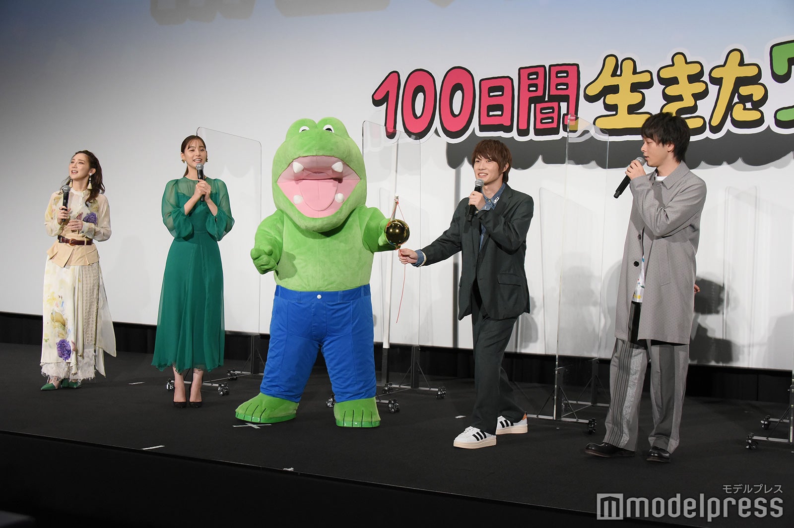 （左から）ファーストサマーウイカ、新木優子、ワニ、神木隆之介、中村倫也（C）モデルプレス