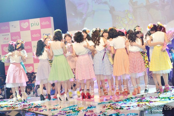 在モと抱き合う卒モ/卒業セレモニーの様子