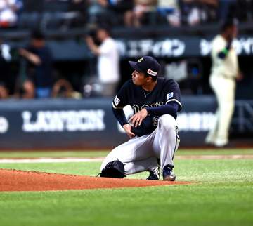 オリックス 佐藤一磨は悪夢のKOに呆然 初回先頭から4連続被弾で交代 顔をタオルで覆う