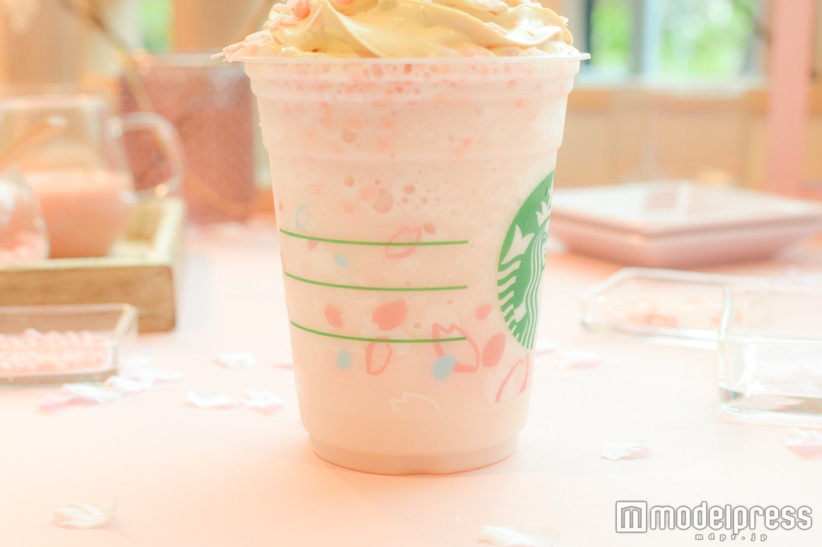ドリンクカップもSAKURA仕様に（C）モデルプレス