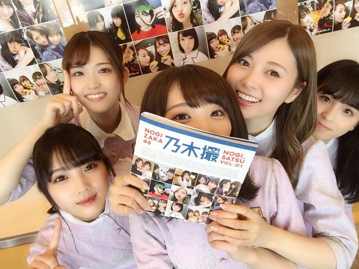 乃木坂46写真集『乃木撮』、18.2万部を売り上げ史上最大ヒット作に（撮影：秋元真夏／提供写真）