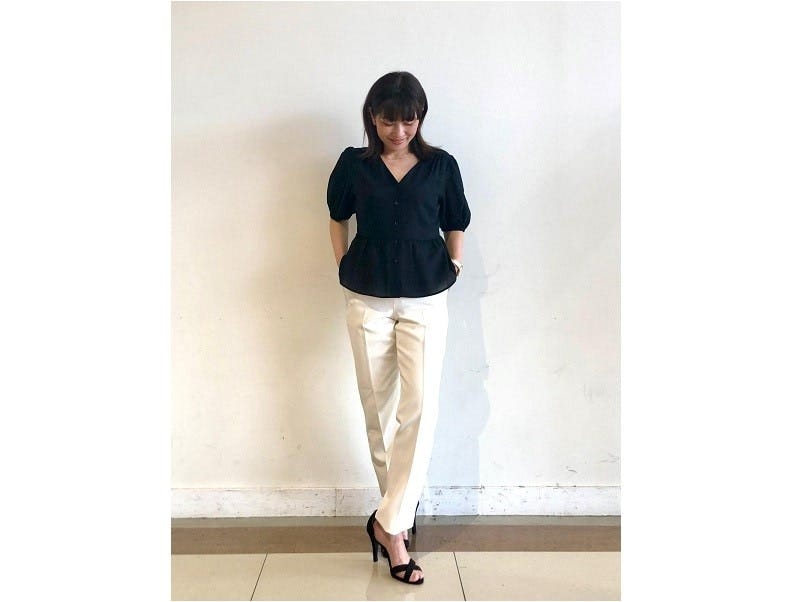 少し絞られたウエストでスタイルアップにも効果的 出典:StyleHint