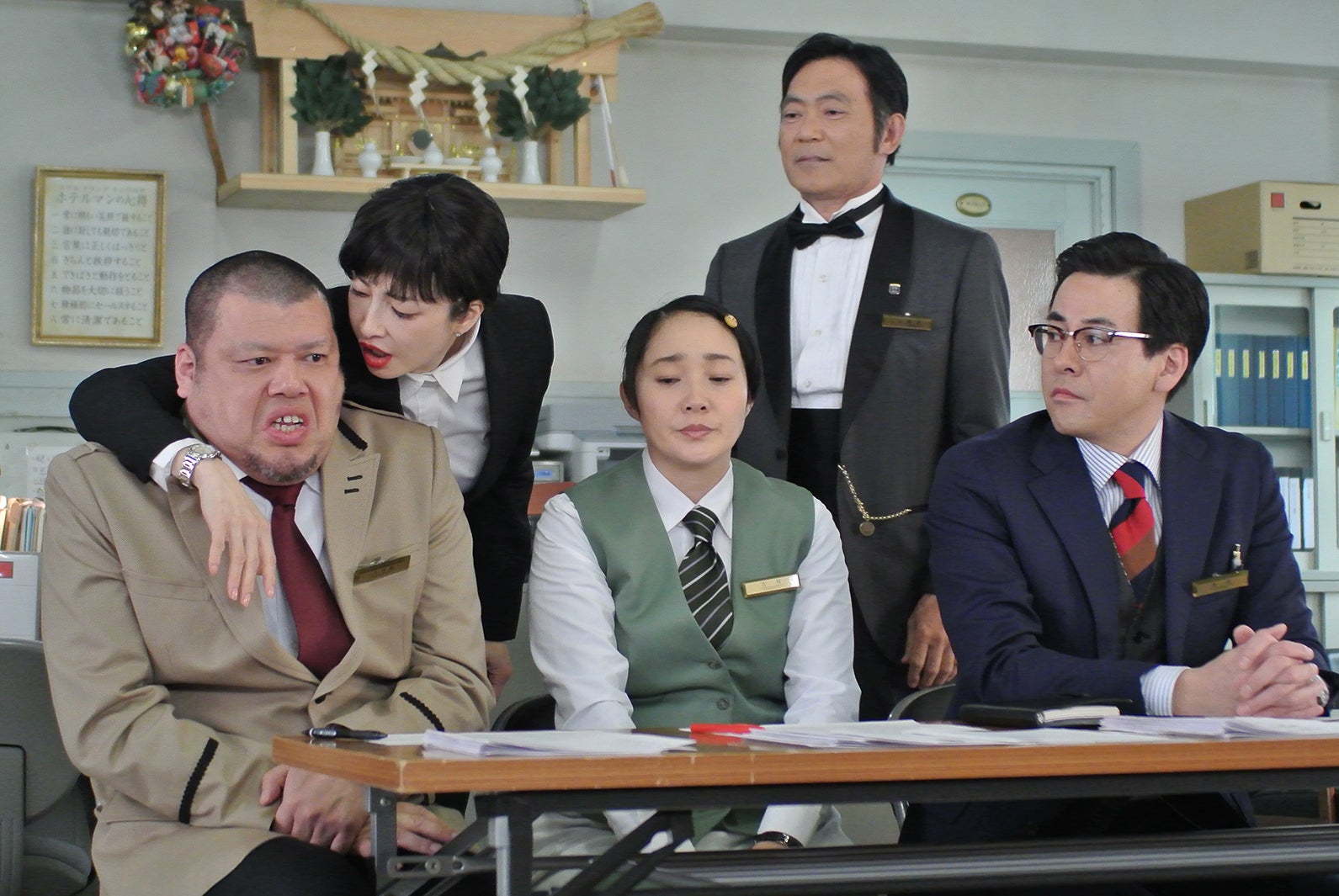 くっきー、りょう、西尾まり、渡辺いっけい、鈴木浩介／「崖っぷちホテル！」第4話より（C）日本テレビ